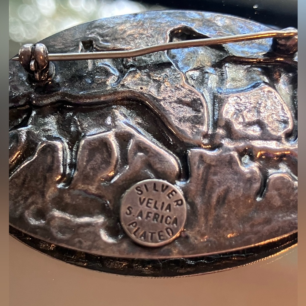 Velia Candida by Joe Calafato South African Lion Brooch - Picture 8 of 8